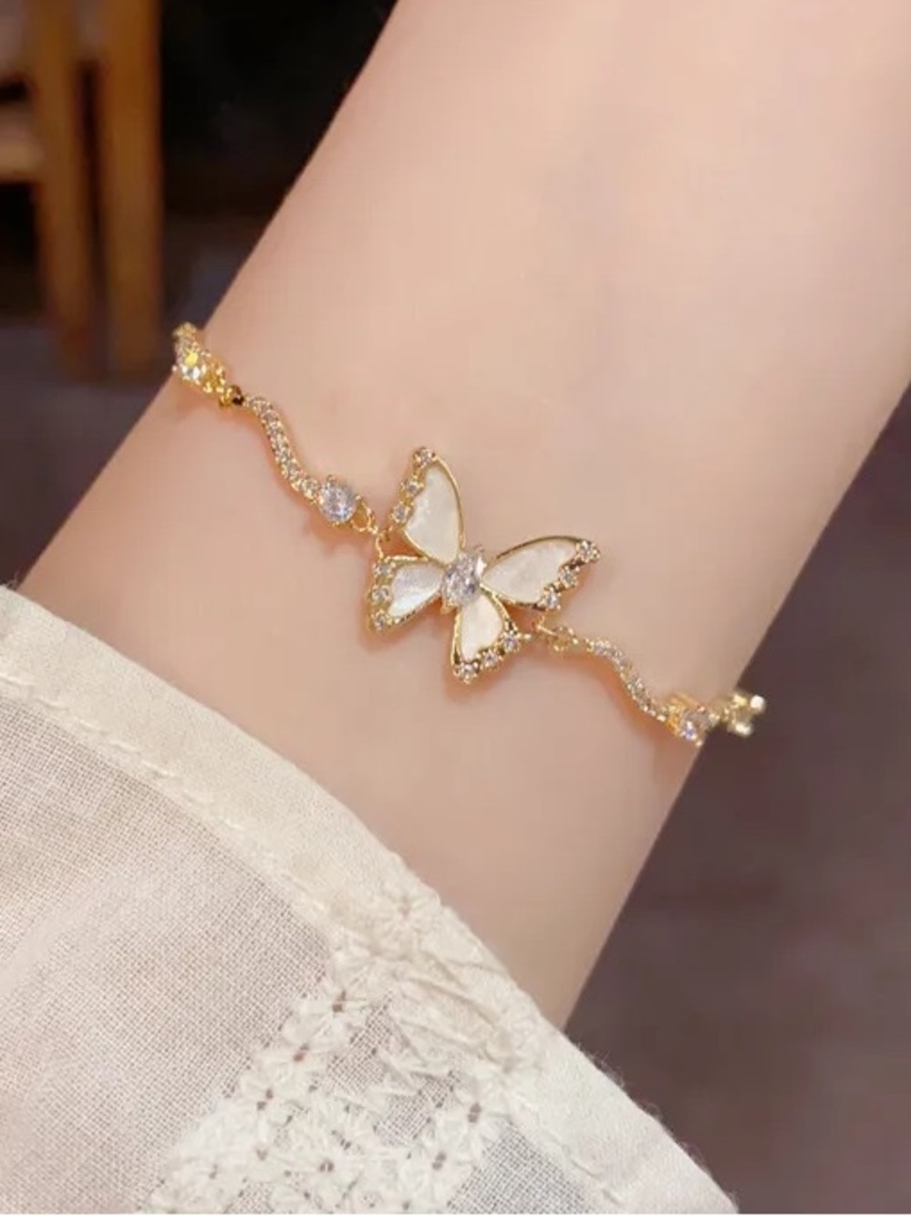 🆕New Delicate butterfly bracelet, featuring a unique design w/rhinestones